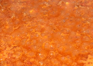 volkanın yüzeyi ve ateş püsküren lavlar.