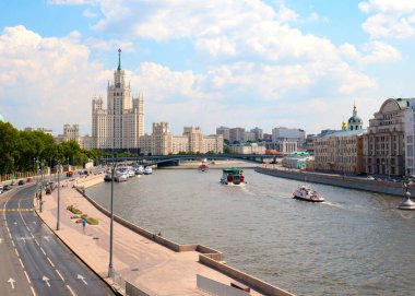 Moskova Rusya 'nın Kotelnicheskaya nehri kıyısındaki çok katlı bir apartman.