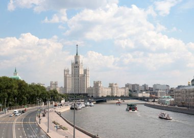 Moskova Rusya 'nın Kotelnicheskaya nehri kıyısındaki çok katlı bir apartman.