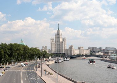 Moskova Rusya 'nın Kotelnicheskaya nehri kıyısındaki çok katlı bir apartman.