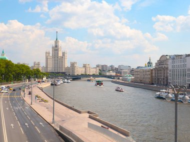 Moskova Rusya 'nın Kotelnicheskaya nehri kıyısındaki çok katlı bir apartman.