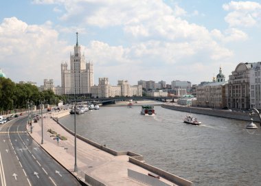Moskova Rusya 'nın Kotelnicheskaya nehri kıyısındaki çok katlı bir apartman.