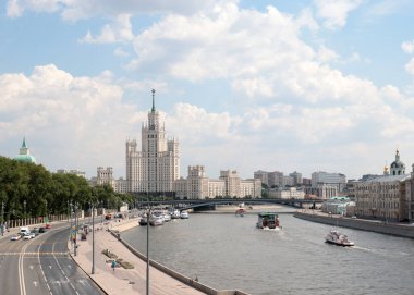 Moskova Rusya 'nın Kotelnicheskaya nehri kıyısındaki çok katlı bir apartman.