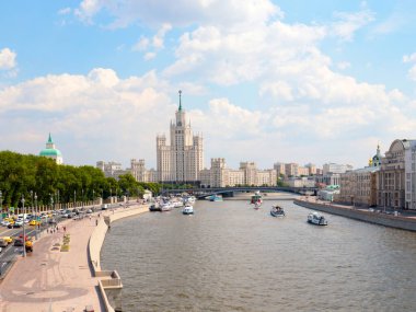 Moskova Rusya 'nın Kotelnicheskaya nehri kıyısındaki çok katlı bir apartman.