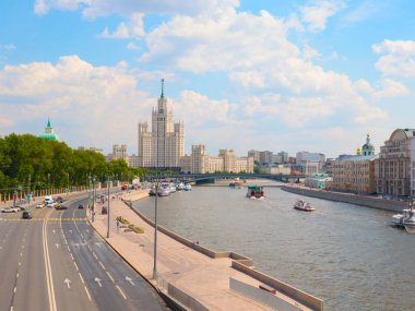 Moskova Rusya 'nın Kotelnicheskaya nehri kıyısındaki çok katlı bir apartman.