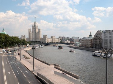 Moskova Rusya 'nın Kotelnicheskaya nehri kıyısındaki çok katlı bir apartman.