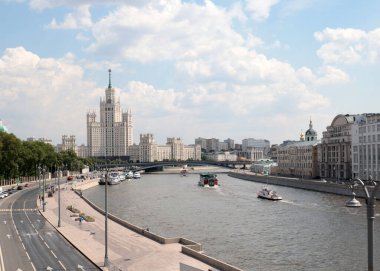 Moskova Rusya 'nın Kotelnicheskaya nehri kıyısındaki çok katlı bir apartman.