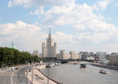 Moskova Rusya 'nın Kotelnicheskaya nehri kıyısındaki çok katlı bir apartman.