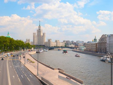 Moskova Rusya 'nın Kotelnicheskaya nehri kıyısındaki çok katlı bir apartman.