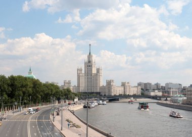 Moskova Rusya 'nın Kotelnicheskaya nehri kıyısındaki çok katlı bir apartman.