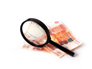 Rus rublesi kağıt paralarını kontrol ederken büyüteç kullanmak