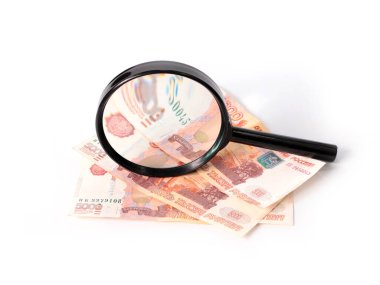 Rus rublesi kağıt paralarını kontrol ederken büyüteç kullanmak