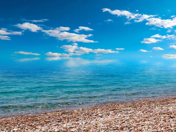 Schöner Strand Mit Kleinen Meereswellen Und Blauem Himmel — Stockfoto