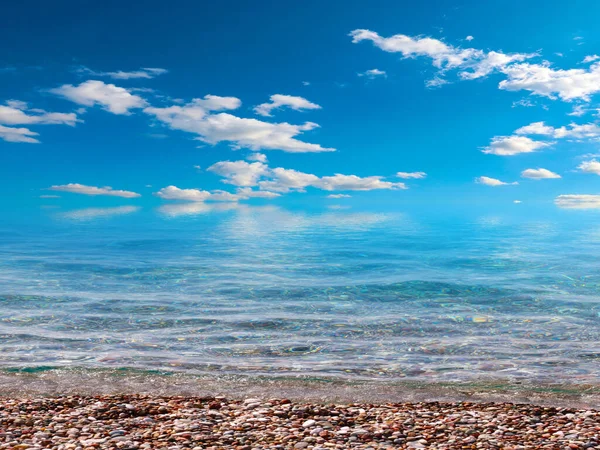 Schöner Strand Mit Kleinen Meereswellen Und Blauem Himmel — Stockfoto