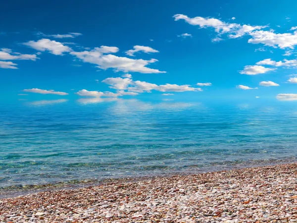 ชายหาดท สวยงามท นทะเลขนาดเล กและท องฟ — ภาพถ่ายสต็อก