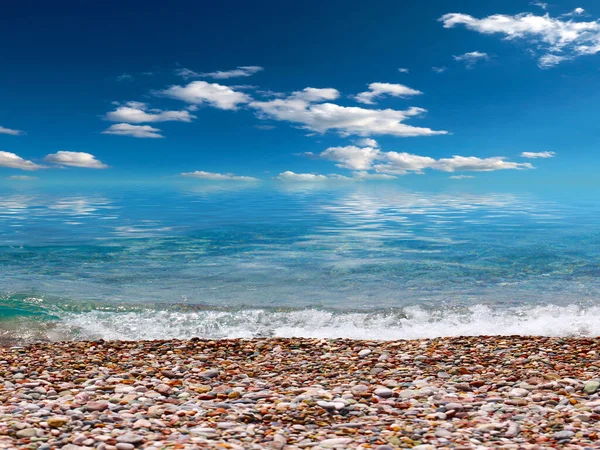 Schöner Strand Mit Kleinen Meereswellen Und Blauem Himmel — Stockfoto