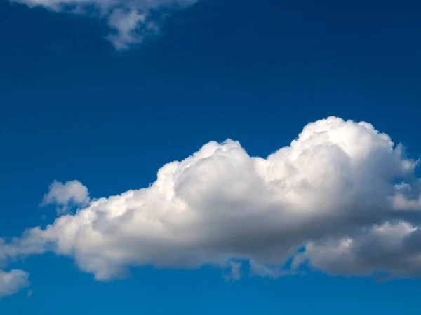 Blauwe Lucht Met Wolken Als Element Van Het Zomerlandschap — Stockfoto
