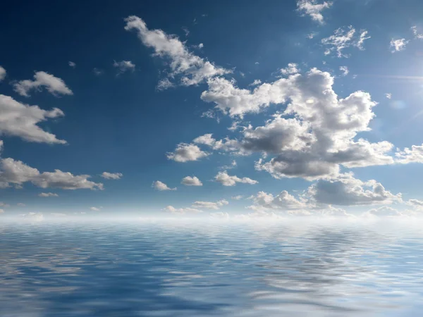 Reflexão Céu Ensolarado Azul Nublado Água Superfície Mar — Fotografia de Stock
