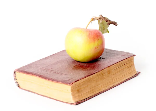 古い本と熟したリンゴのページ — ストック写真