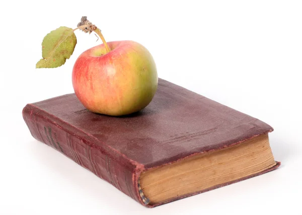 Σελίδες Από Ένα Παλιό Βιβλίο Και Ένα Ώριμο Μήλο — Φωτογραφία Αρχείου