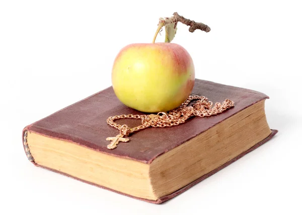Християнська Стара Книга Золотий Ланцюжок Хрестом Поруч Стиглим Яблуком — стокове фото