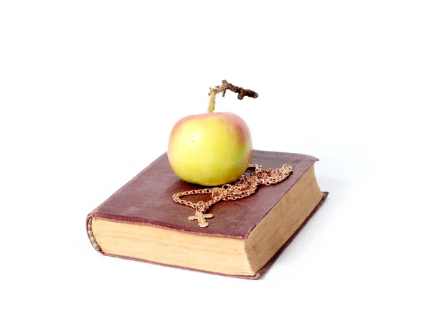 一本基督教的旧书 一条金项链 十字架在一个成熟的苹果旁边 — 图库照片