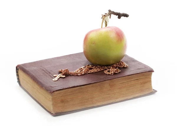 Християнська Стара Книга Золотий Ланцюжок Хрестом Поруч Стиглим Яблуком — стокове фото