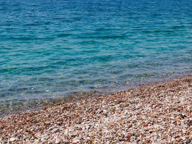 Deniz dalgaları ve çakıl taşı plajı harika bir tatil için.