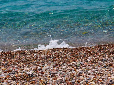 Deniz dalgaları ve çakıl taşı plajı harika bir tatil için.