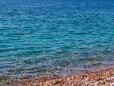 Dalgalı deniz manzarası ve kumlu plaj