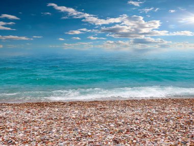 Dalgalı deniz manzarası ve kumlu plaj