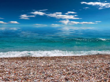 Bulutlu bir gökyüzü ve rahatlamak için harika bir yer.