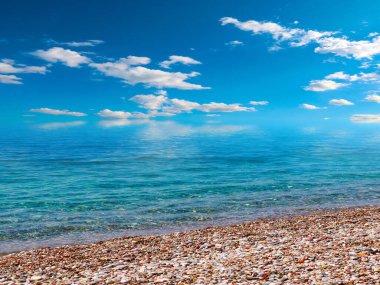 Bulutlu bir gökyüzü ve rahatlamak için harika bir yer.