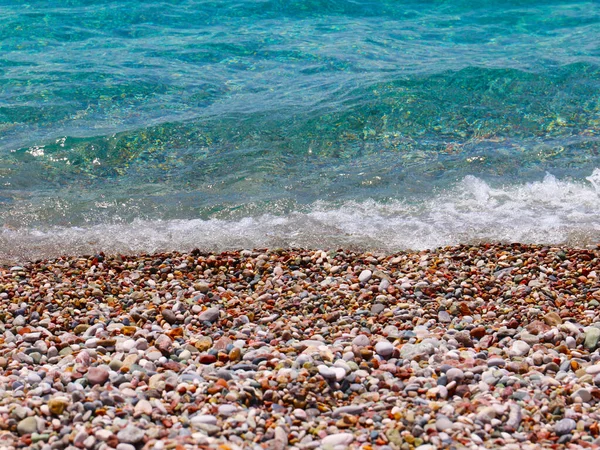 素晴らしい休日のための場所として海の波と小石のビーチ — ストック写真