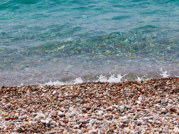 海の小さな波と砂浜 — ストック写真