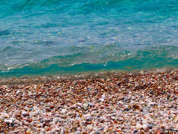 海の小さな波と砂浜 — ストック写真