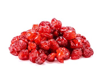 Beyaz arka planda kurutulmuş kiraz meyvesi