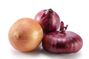 Beyaz arkaplanda yumuşak gölgeli kırmızı soğan