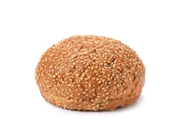 Taze çörek, üzerine susam tohumu serpiştirilmiş beyaz arka planda yumuşak gölgeli