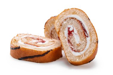 Dilimlenmiş kek rulosu beyaz arka planda yumuşak gölgeli