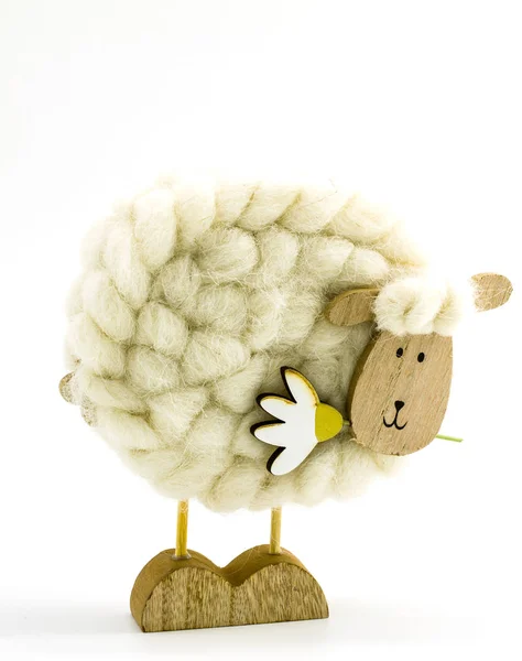 Figura de una oveja hecha de lana y madera — Foto de Stock