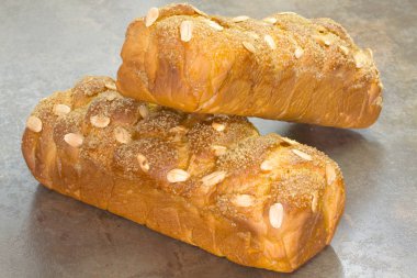 Badem ile Tatlı Paskalya ekmeği