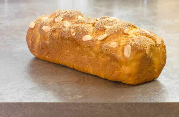 Pane di Pasqua dolce con mandorle — Foto Stock