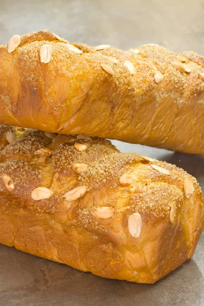 Sladký velikonoční chléb s mandlemi — Stock fotografie