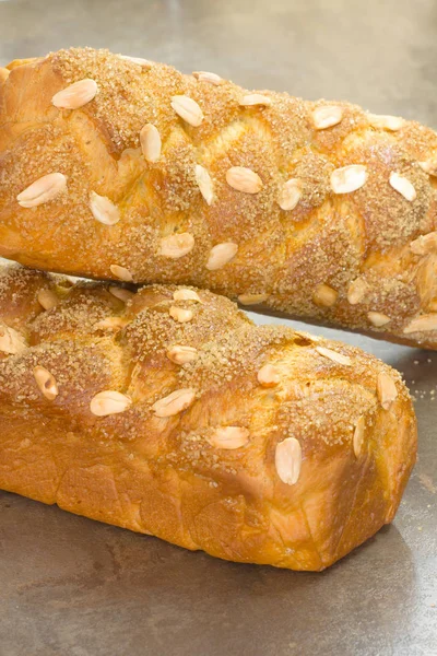 Γλυκό Πασχαλινό ψωμί με αμύγδαλα — Φωτογραφία Αρχείου