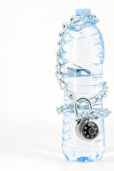 Garrafa de água mineral trancada com cadeado — Fotografia de Stock