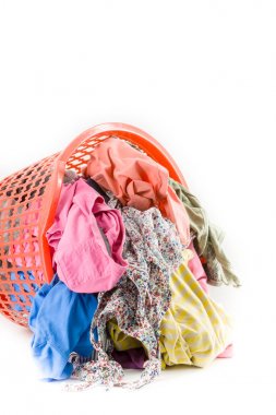giysileri ile plastik sepet