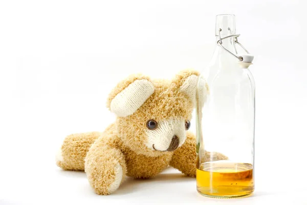 Teddy beer met een fles alcohol — Stockfoto