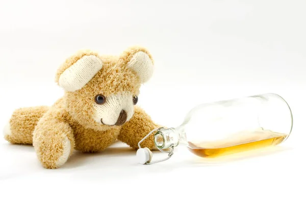 Teddybär mit einer Flasche Alkohol — Stockfoto