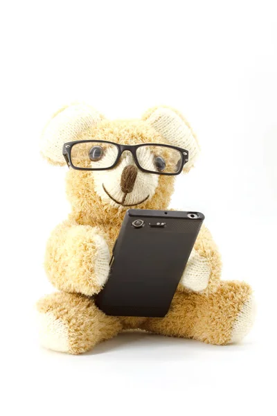 Медвежонок с смартфоном — стоковое фото
